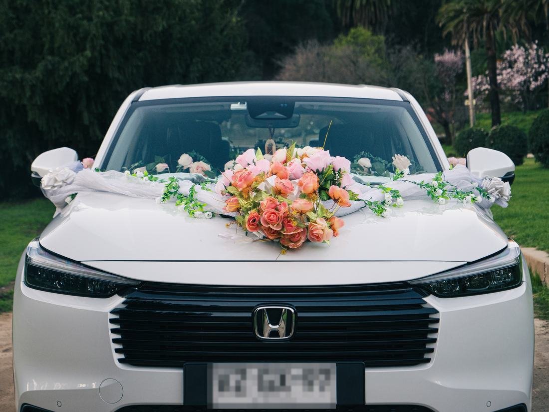 Decoración floral para matrimonio sobre el capó del vehículo